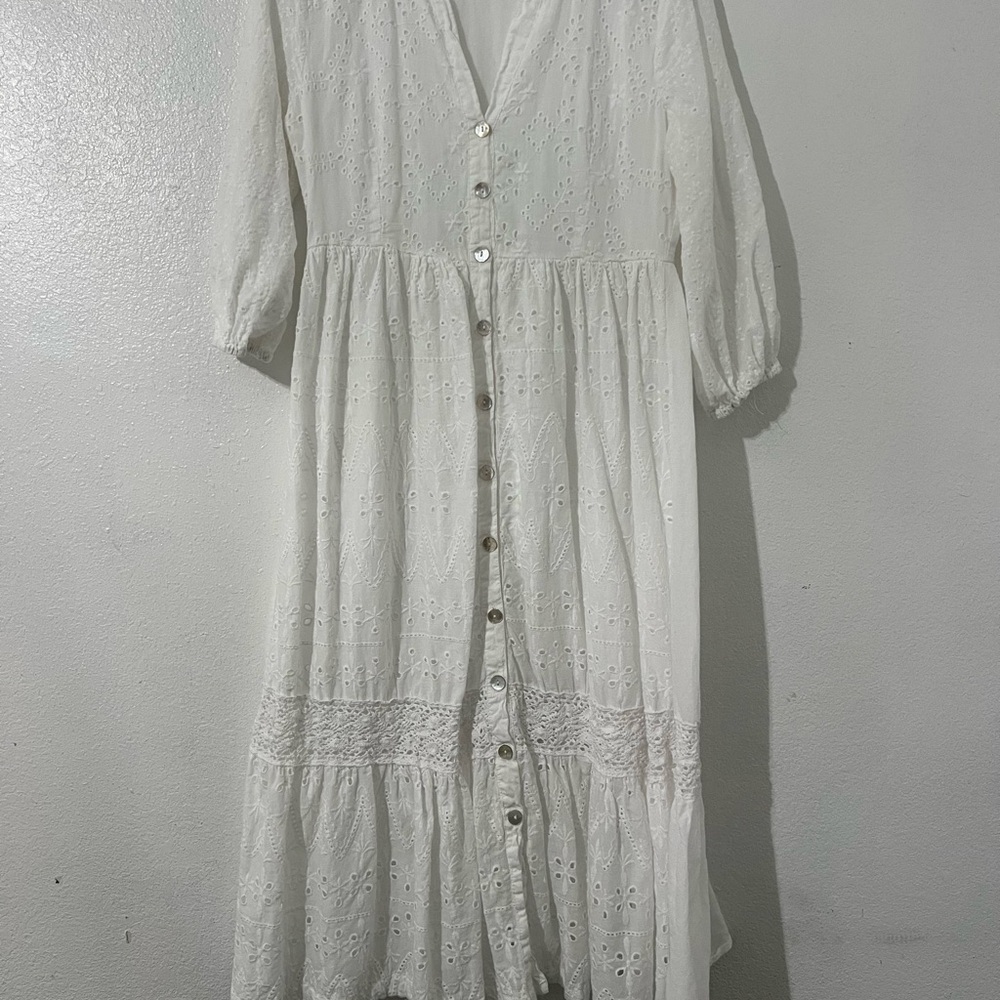 Chic White Maxi Dress with Flowing Silhouette - Picture 5 of 9